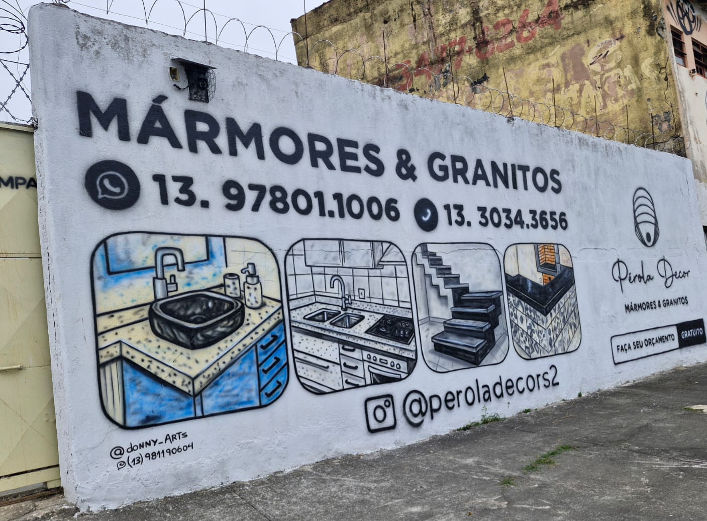 Área interna da marmoraria com materiais e atendimento